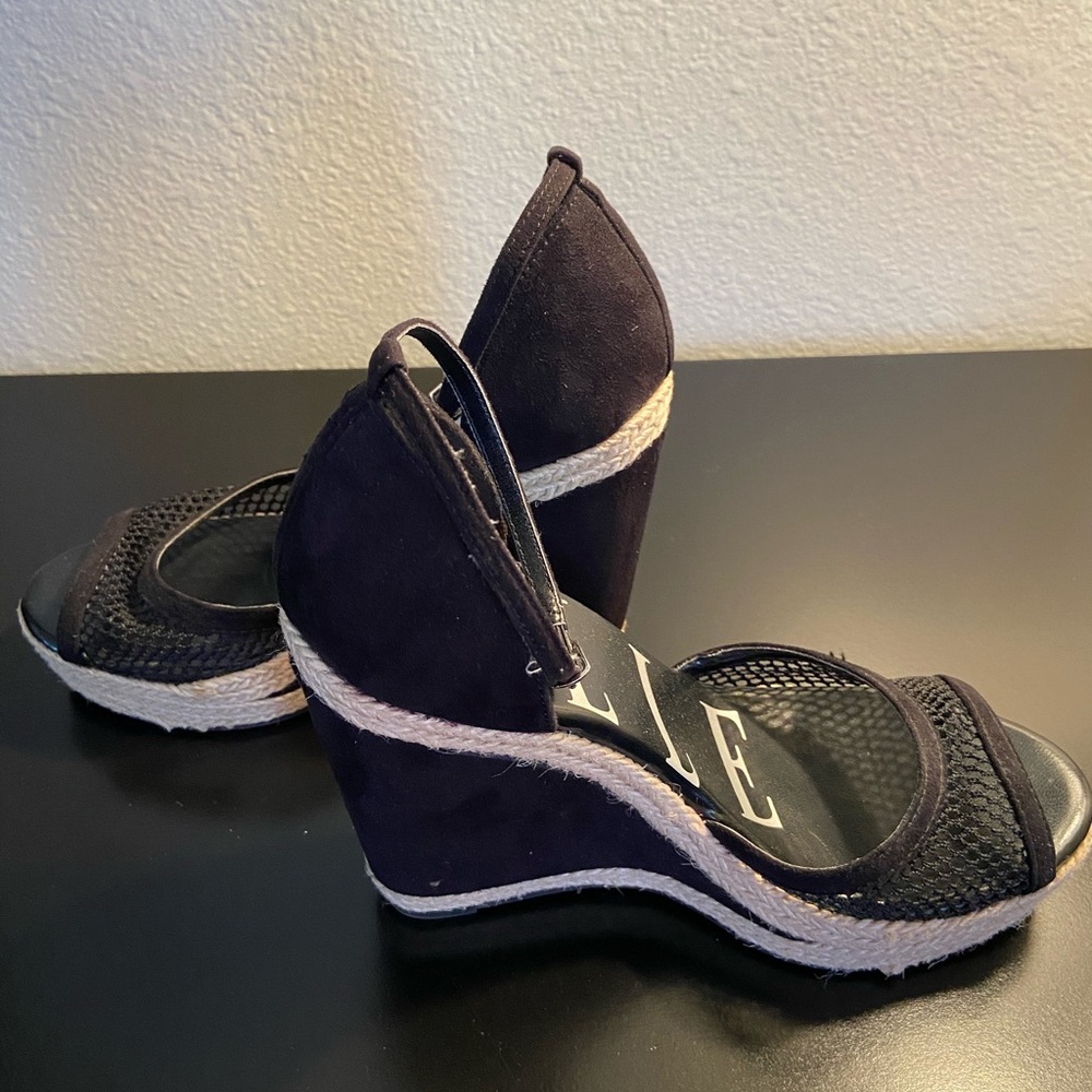 ELLE - Picture 3 of 3